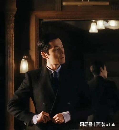 星空综合体育西装定制浅谈西装汗青演化的魅力(图3)
