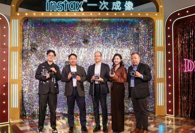 星空·综合体育官网“伊”手快报 漂亮影象到“旅型”洋装归纳春日美学高光一样平常(图7)